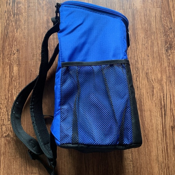 Igloo Soft Backpack Sport Cooler Insulated Bag 18-Can Capacity Blue & Black New - Picture 7 of 9
